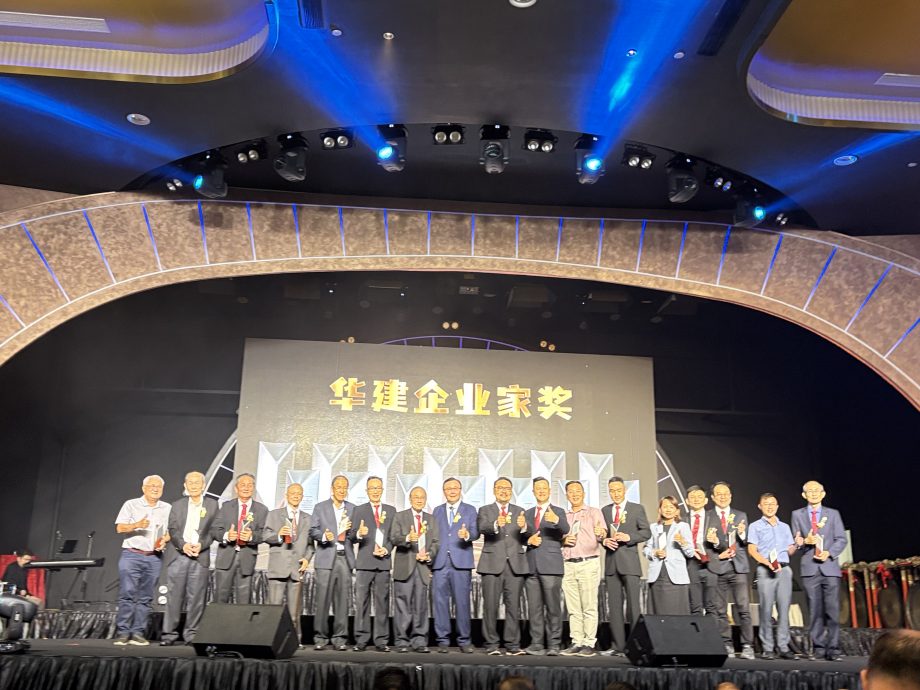 已签发 柔：版头之一：柔华建筑商公会庆70周年，表彰会员及历任会长