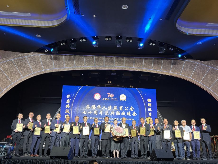 已签发 柔：版头之一：柔华建筑商公会庆70周年，表彰会员及历任会长