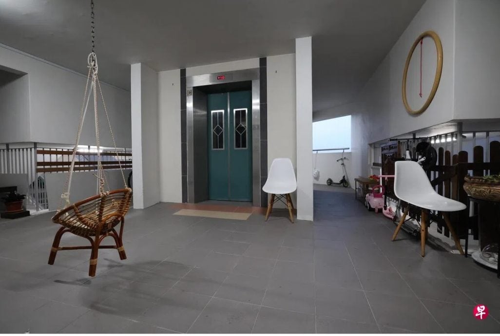 已签发 柔:狮城二三事:为让孙女“荡秋千” 竟钉天花板悬组屋走廊