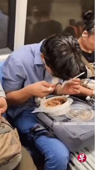 已签发 柔：狮城二三事：继有人喝啤酒喝水 又见男子地铁内吃饭