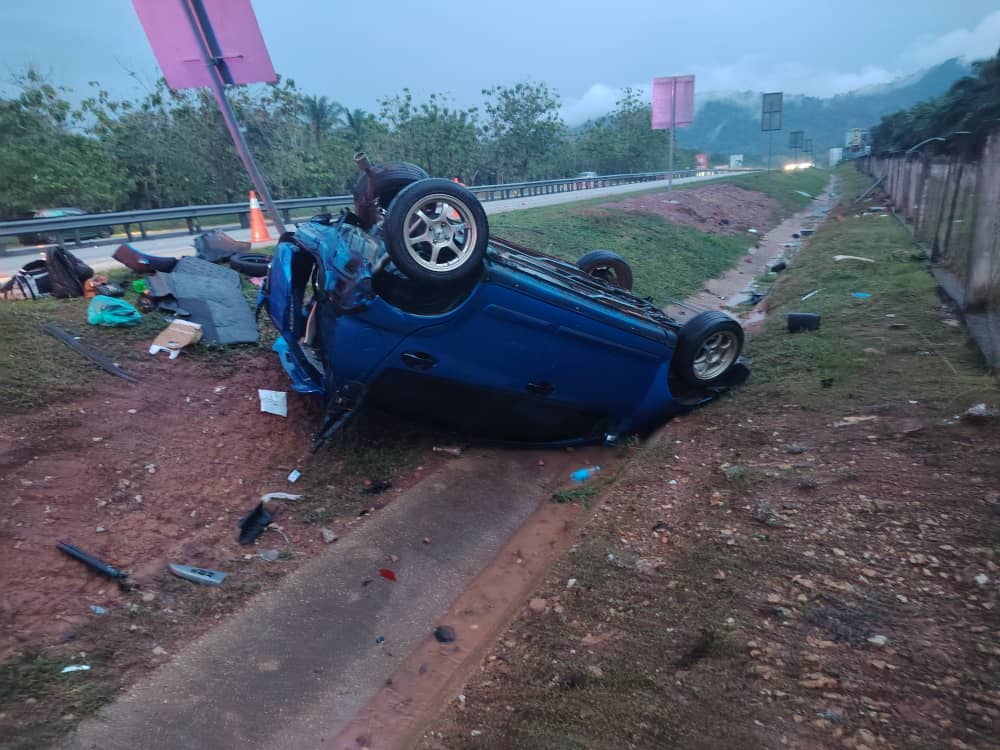 已签发 柔:车子在大道弯路,撞路旁翻覆司机丧命