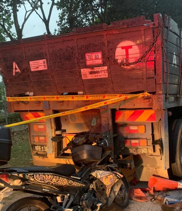 已签发 柔：雨天失控撞罗里 骑士受伤被送院治疗