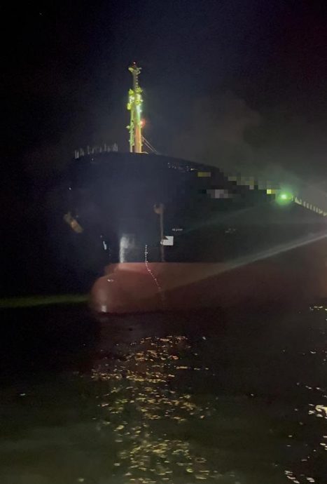 已签发 柔：非法停靠丹绒比艾海域 柔海事执法机构扣油槽船和23外籍船员