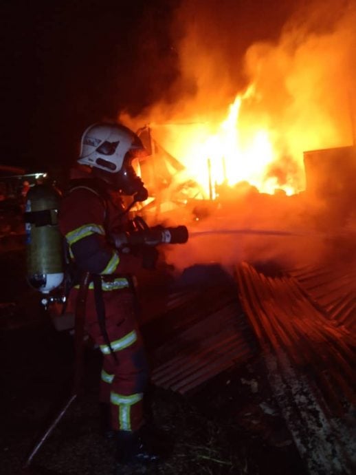 已签发 柔:麻坡一民宅凌晨火灾 无人伤亡