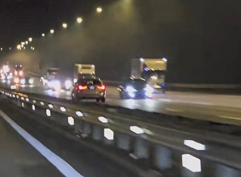 已签发//南北大道上危险逆行·警捕八旬司机助查