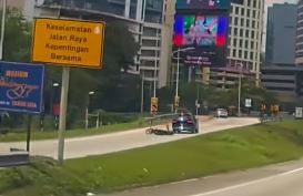 已签发//大道鲁莽驾驶撞翻摩托车·警逮捕一前科男助查