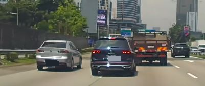 已签发//大道鲁莽驾驶撞翻摩托车·警逮捕一前科男助查