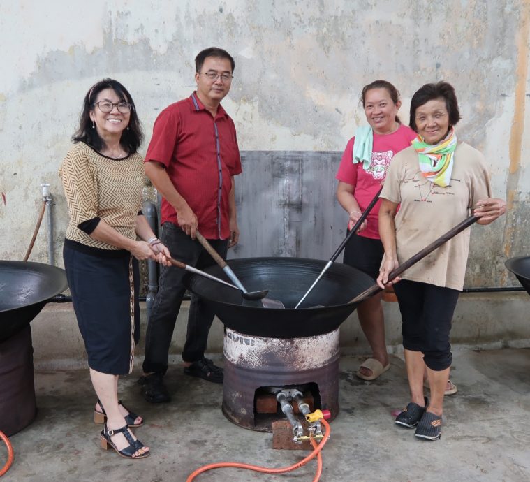 **已签发**柔︰封面：北根也美庆中元，煮大锅菜全村共享
