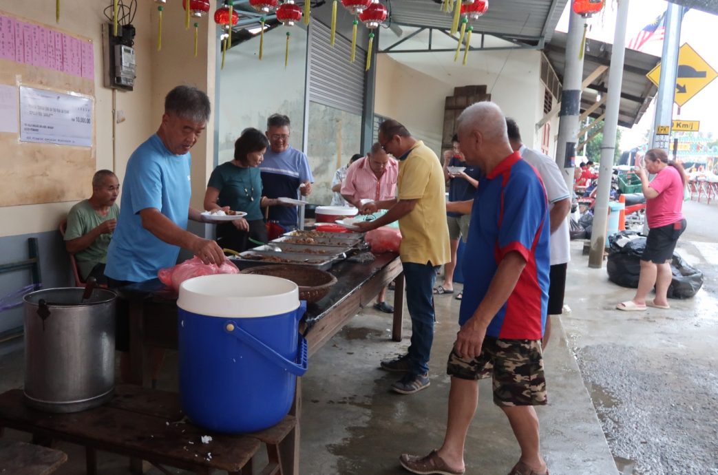 **已签发**柔︰封面：北根也美庆中元，煮大锅菜全村共享