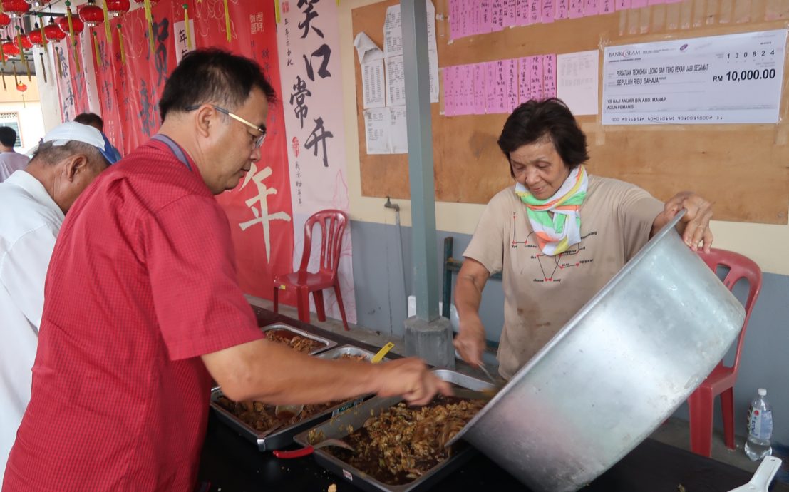 **已签发**柔︰封面：北根也美庆中元，煮大锅菜全村共享