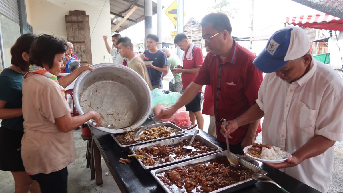 **已签发**柔︰封面：北根也美庆中元，煮大锅菜全村共享