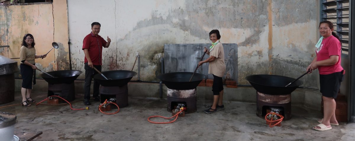 **已签发**柔︰封面：北根也美庆中元，煮大锅菜全村共享