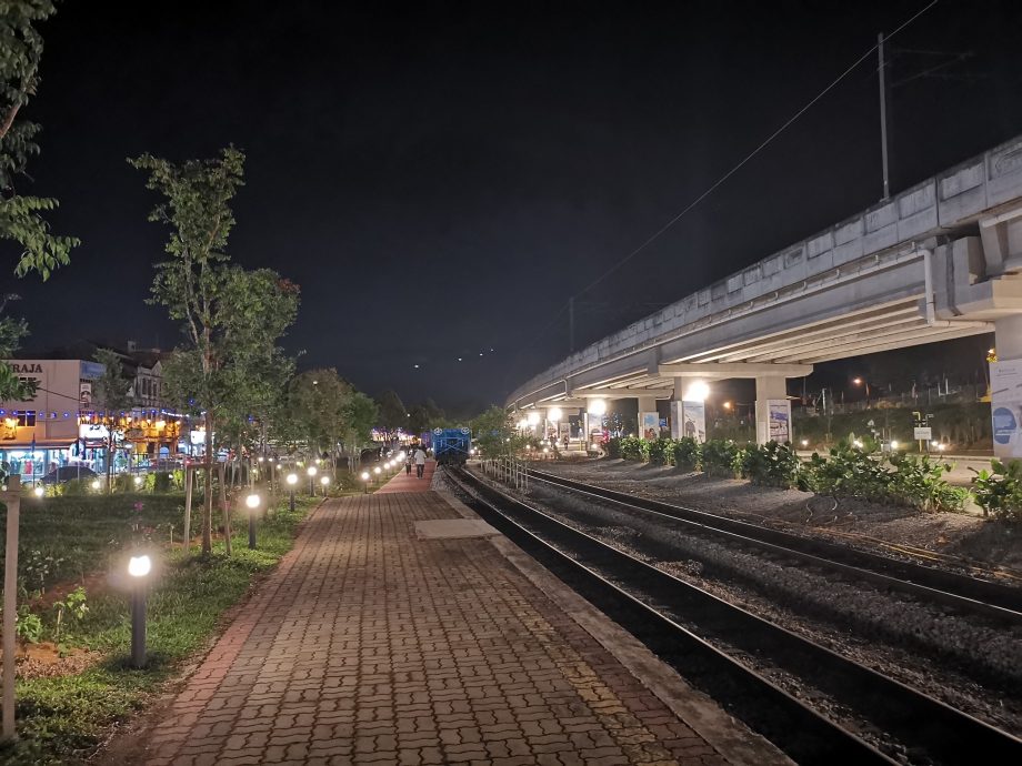 **已签发**柔:封面假头:受民众欢迎 銮王冠铁道公园开放至9.30PM