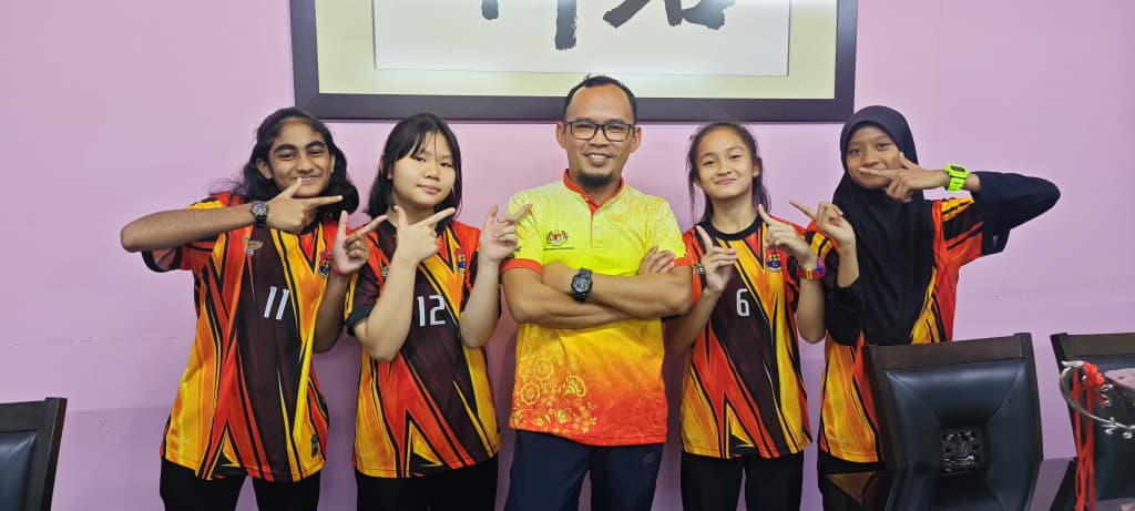 **已签发**柔:封面:辅士手球队展多元团结力量 勇夺学联赛冠军