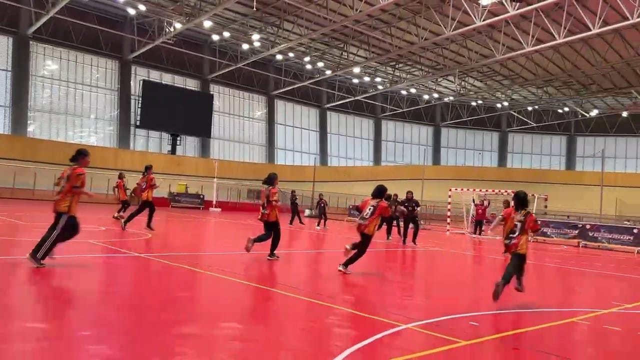 **已签发**柔:封面:辅士手球队展多元团结力量 勇夺学联赛冠军