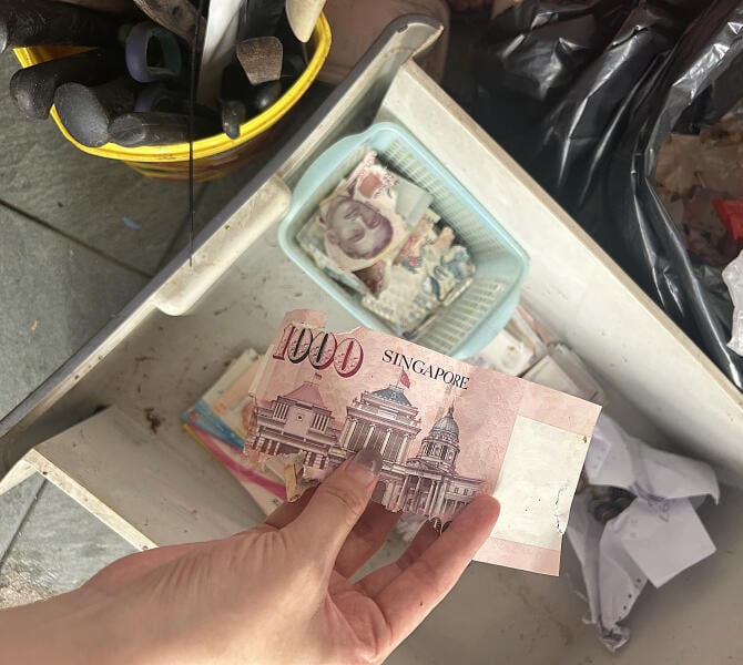 *已签发*柔:狮城二三事:垃圾屋“藏”现金 鼠咬烂1千新元钞票