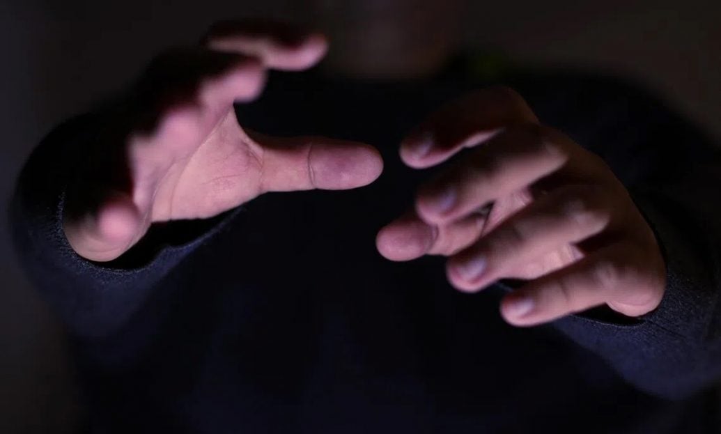 *已签发*柔：狮城二三事：掌掴踩脸掐脖子  狮城男子涉虐婴被控