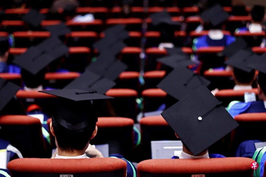 *已签发*柔：狮城二三事：狮城劳动市场连15季度上升  应届大学毕业生就业率近52%