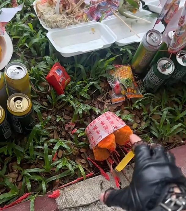 *已签发*柔：狮城二三事：狮城青年拍片“吃祭品”挨轰 澄清：咬自买的蛋糕 