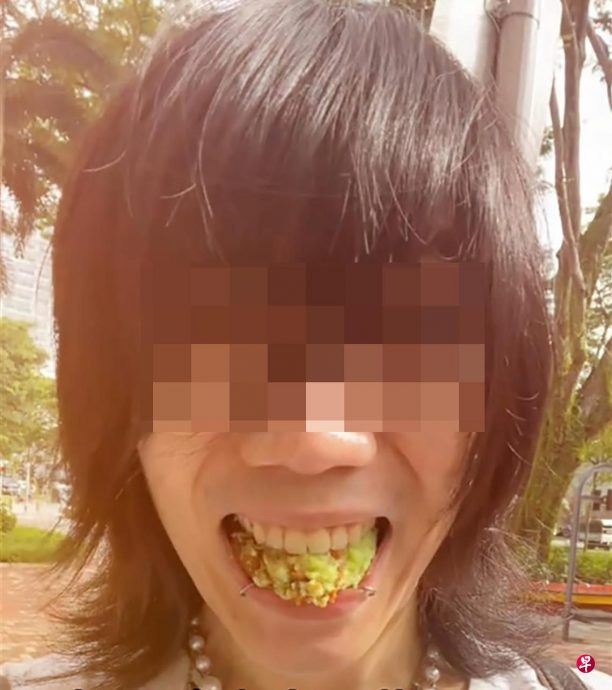 *已签发*柔：狮城二三事：狮城青年拍片“吃祭品”挨轰 澄清：咬自买的蛋糕 