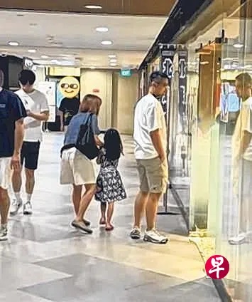 *已签发*柔：狮城二三事：粉丝偶遇一家3口逛街  孙燕姿穿著低调随性