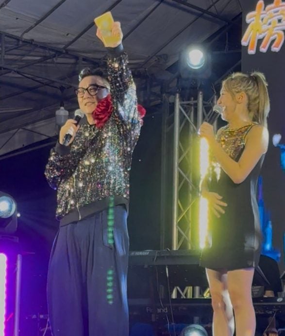 *已签发*柔：狮城二三事：郭亮戴大红花登歌台  高唱《车站》捧回4个红包