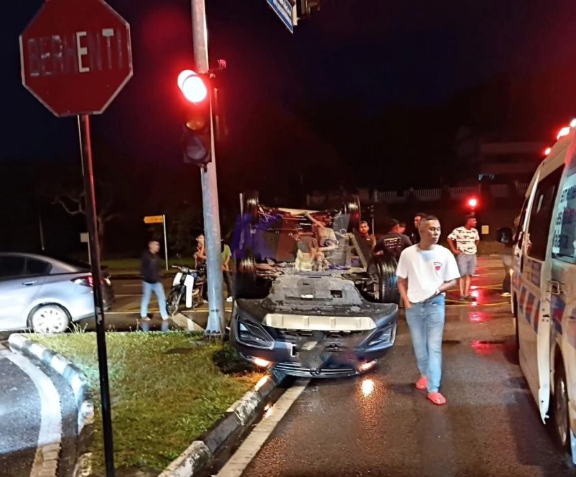 **已签发**柔:让路鸣笛监狱警车 女司机遭不及闪避车子撞翻