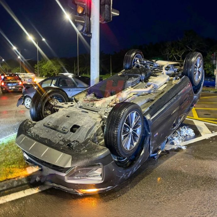 **已签发**柔:让路鸣笛监狱警车 女司机遭不及闪避车子撞翻