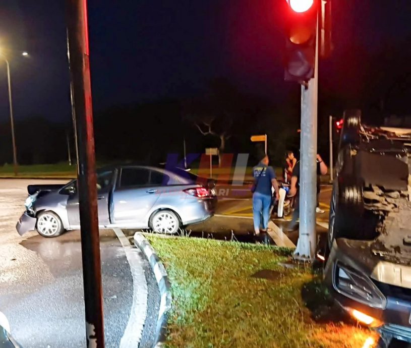 **已签发**柔:让路鸣笛监狱警车 女司机遭不及闪避车子撞翻