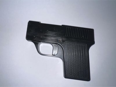 已签发//深夜冒警 手枪打火机做武器·3男街头抢劫遇上真警 当场落网