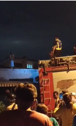 已签发//男子精神失常屋顶徘徊·警方消拯员花4小时劝下