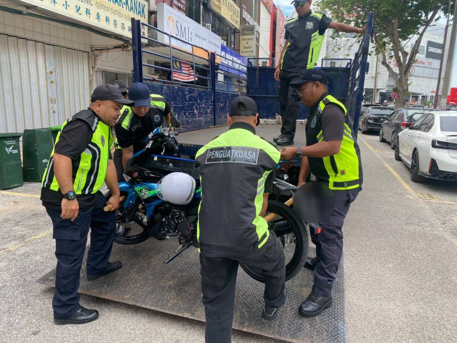 已签发(大北马)摩托车位全免,为何违停?大年市会:“清除障碍”以教代罚