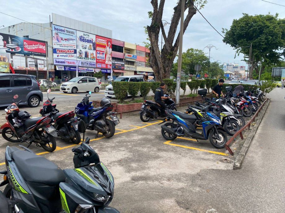 已签发(大北马)摩托车位全免,为何违停?大年市会:“清除障碍”以教代罚