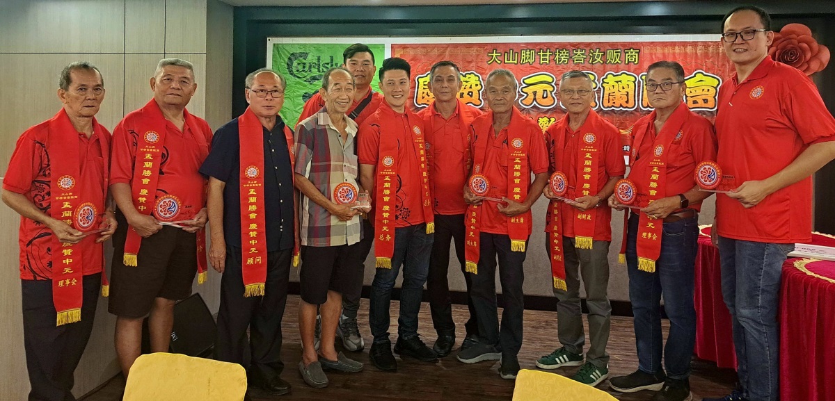 已签发（大北马）甘榜峇汝贩商盂兰胜会设服务奖  7资深理事获表扬