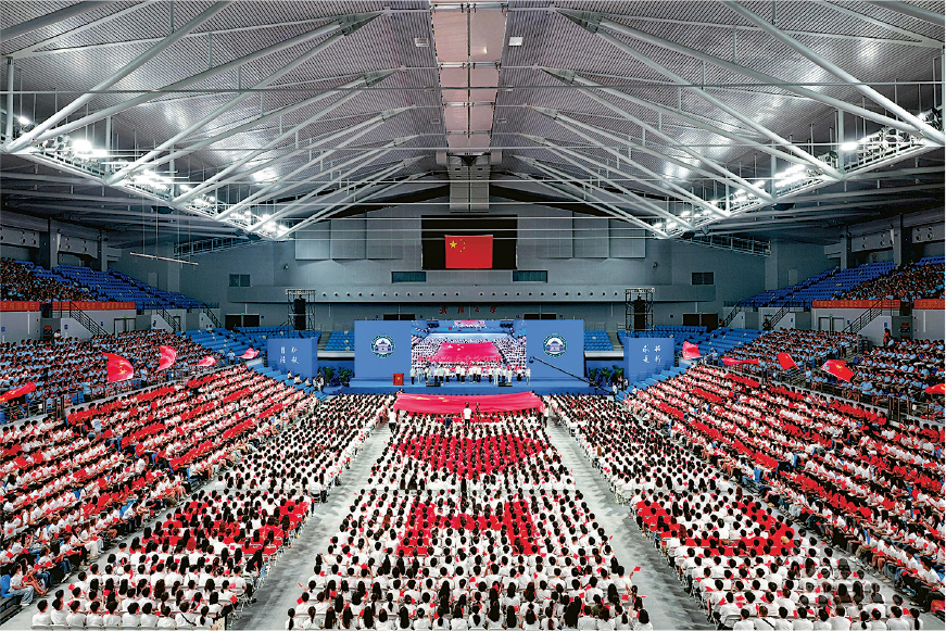  开学典礼现“日本国旗”椅惹议　武大校方道歉