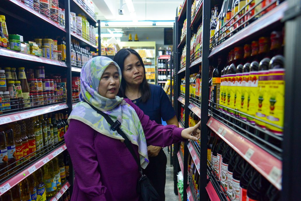 张念群提醒民众,毋须急于使用援助金,以免造成收银柜台前大排长龙/艾瑾处理