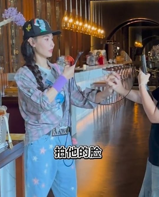  张柏芝十级宠粉 豪气帮粉丝买单