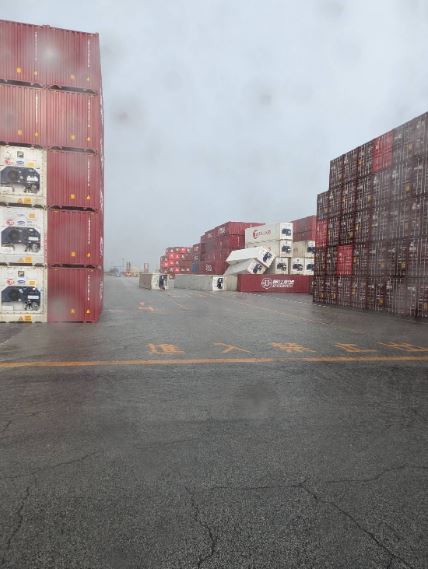 强风袭日本东京港！「4吨货柜」倒塌砸人 酿1死1伤