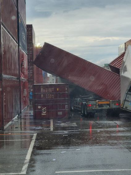 强风袭日本东京港！「4吨货柜」倒塌砸人 酿1死1伤
