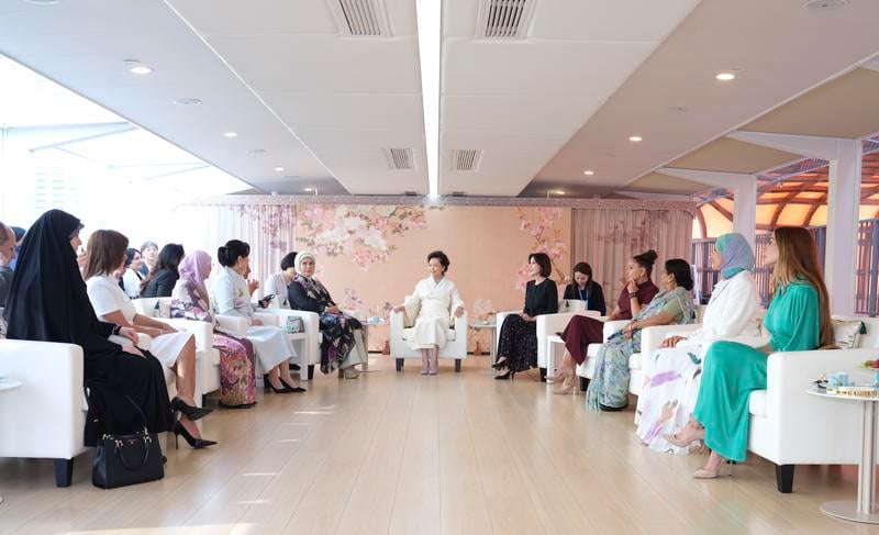 彭丽媛邀领导人夫人游天津海河 展现中华文化城市魅力