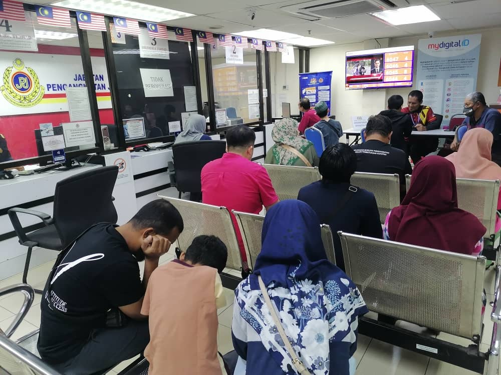 彭陆交局各分行周六、日特别开放服务柜台更新驾照,民众不知情首日反应冷淡。