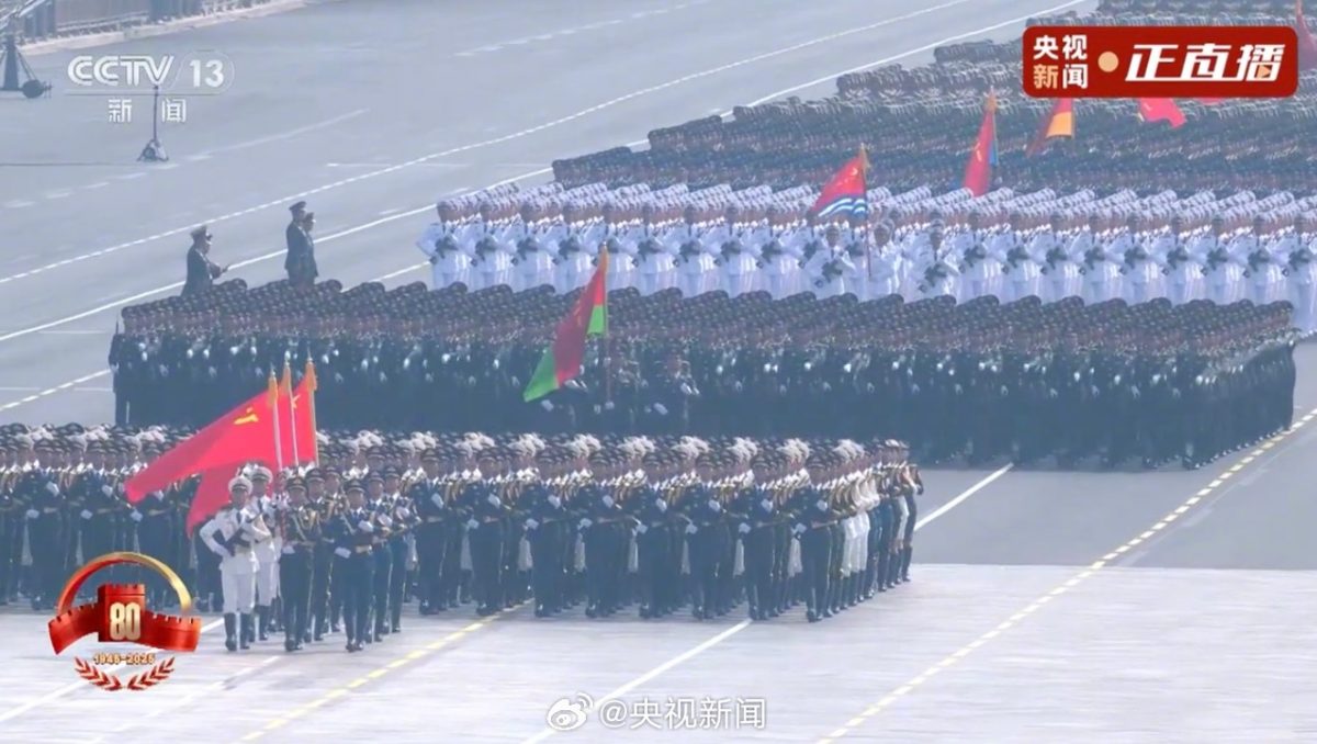 徒步方队接受检阅 方队横平竖直