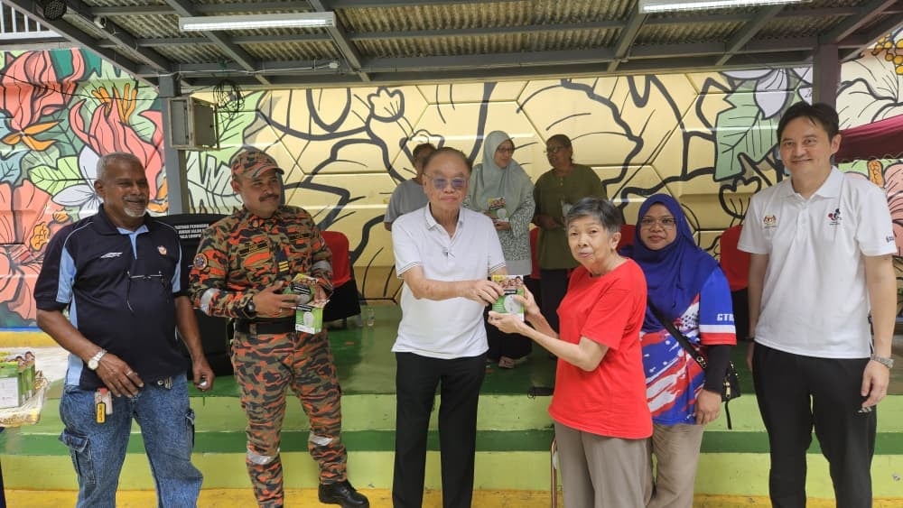 必下//大都会-方贵伦给汉都亚组屋派发800烟雾探测器/6图