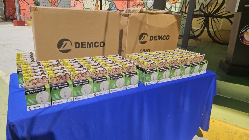 必下//大都会-方贵伦给汉都亚组屋派发800烟雾探测器/6图