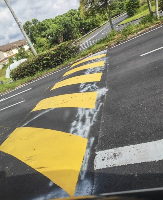 必下，请签发-大都会／建设新路墩迟未画黄线再酿骑士受伤，承包商漏夜画线补救被轰／2图