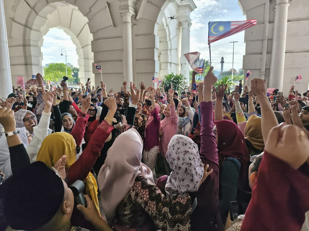 怡火车站沙笼飘扬歌舞欢乐 马来西亚日活动好热闹