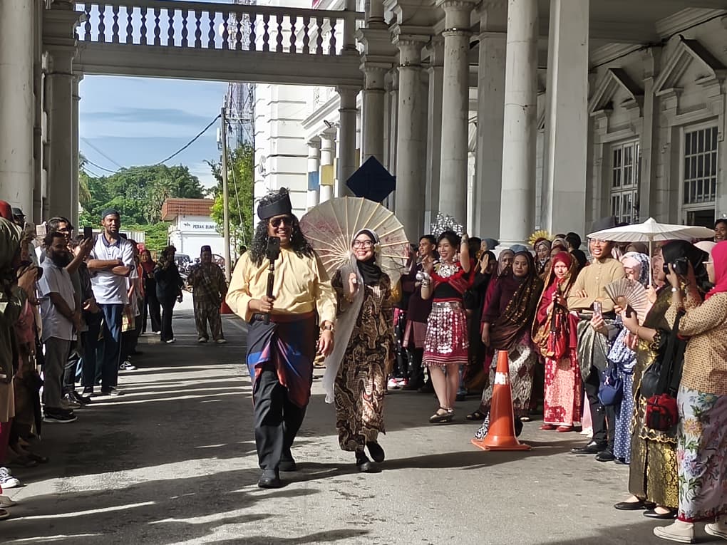 怡火车站沙笼飘扬歌舞欢乐 马来西亚日活动好热闹