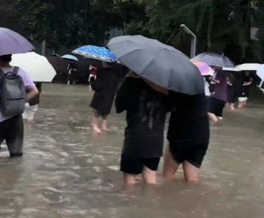 成都大暴雷雨…白天变黑夜　居民：20年来没听过这幺大的雷声