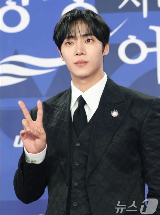 手机壳印“学生妹性暗示图”挨轰 秋泳愚遭疑恋童癖