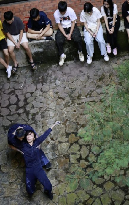 打破观演边界 超越视觉的艺术体验——《寻蓝》沉浸式舞蹈作品